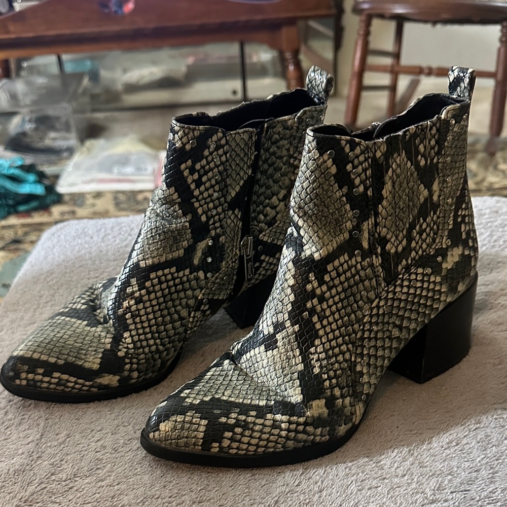 Circus by Sam Edelman patterned Snakeskin Leather Boot Ivory/Black Studded 6